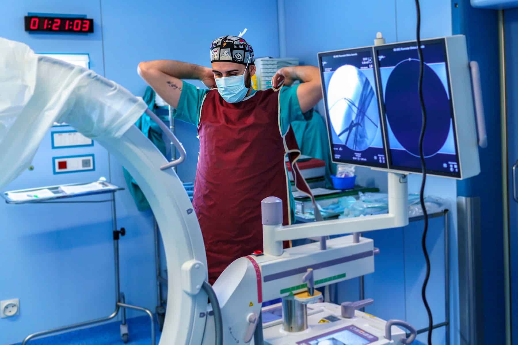 Shutterstock_1168945450-compressor Medical field nurse preparing for xray
